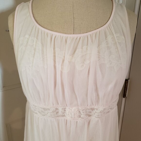 Vintage Miss Elaine chiffon nightgown & robe peignoir set in baby pink - Picture 3 of 16